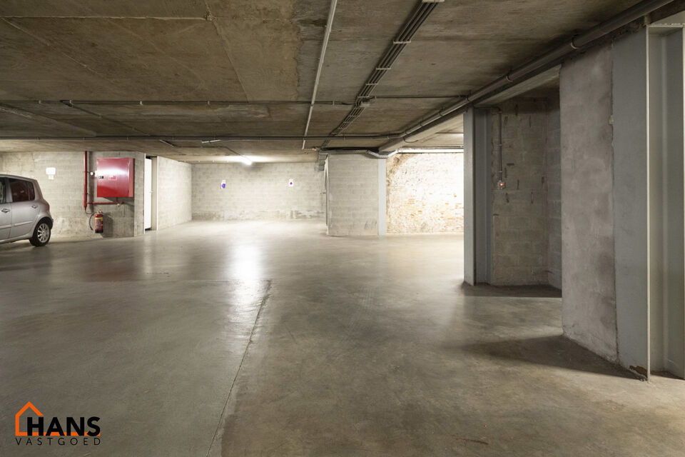 Inkomhal met vestiairekast; apart toilet met wastafel; riante, lichtrijke woonkamer van 80m² op een houten vloer met ingemaakte kasten; ruime keuken, volledig ingericht met kasten, lades en alle toestellen (gasfornuis, dampkap, vaatwasser, combi-oven, ko