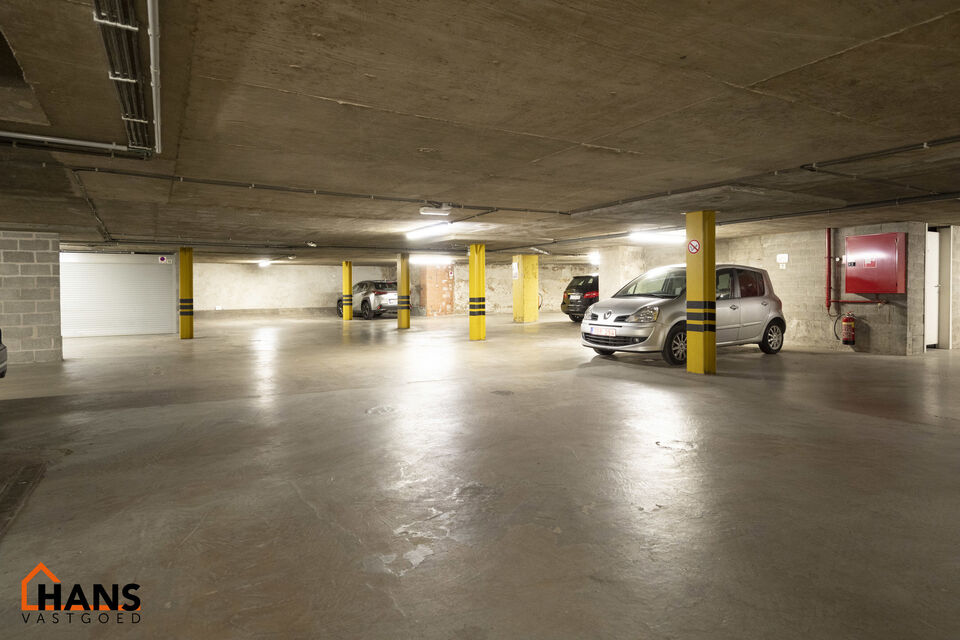 Inkomhal met vestiairekast; apart toilet met wastafel; riante, lichtrijke woonkamer van 80m² op een houten vloer met ingemaakte kasten; ruime keuken, volledig ingericht met kasten, lades en alle toestellen (gasfornuis, dampkap, vaatwasser, combi-oven, ko