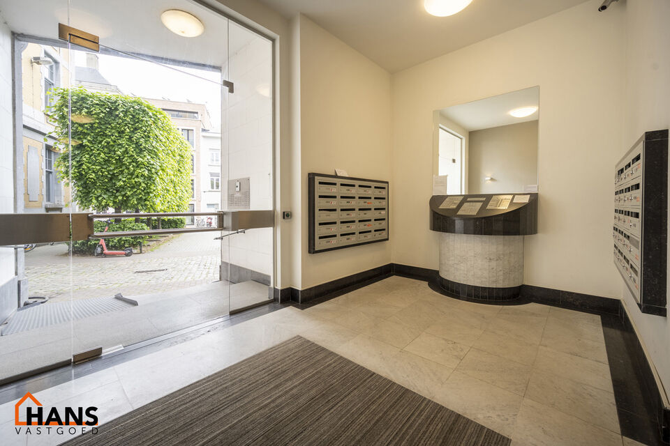Inkomhal met vestiairekast; apart toilet met wastafel; riante, lichtrijke woonkamer van 80m² op een houten vloer met ingemaakte kasten; ruime keuken, volledig ingericht met kasten, lades en alle toestellen (gasfornuis, dampkap, vaatwasser, combi-oven, ko