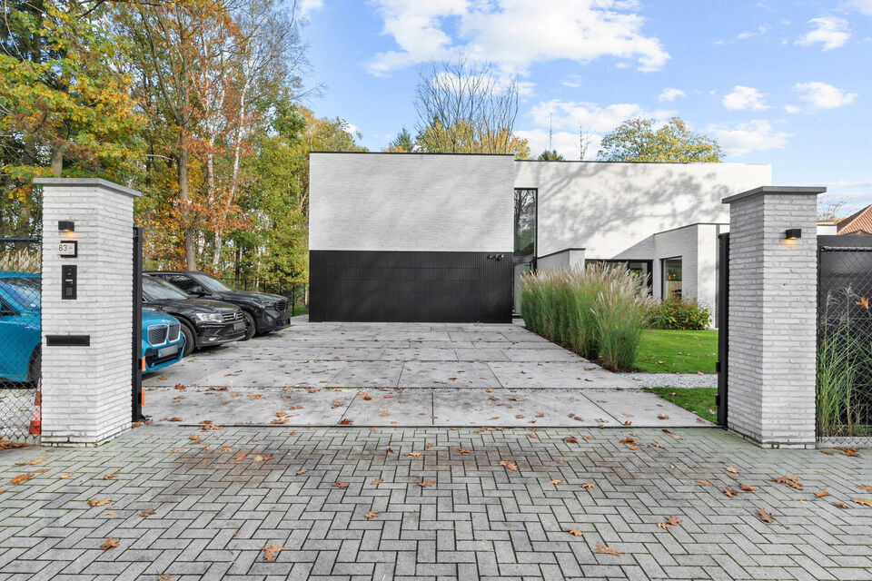 In Optie!!
Instelprijs vanaf &euro;1.100.000 &ndash; elk voorstel vanaf de instelprijs wordt zorgvuldig overwogen. 

Deze stijlvolle villa combineert moderne luxe met hoogstaand wooncomfort en duurzaamheid en alle moderne technieken.

Het gelijkvloers omvat een 