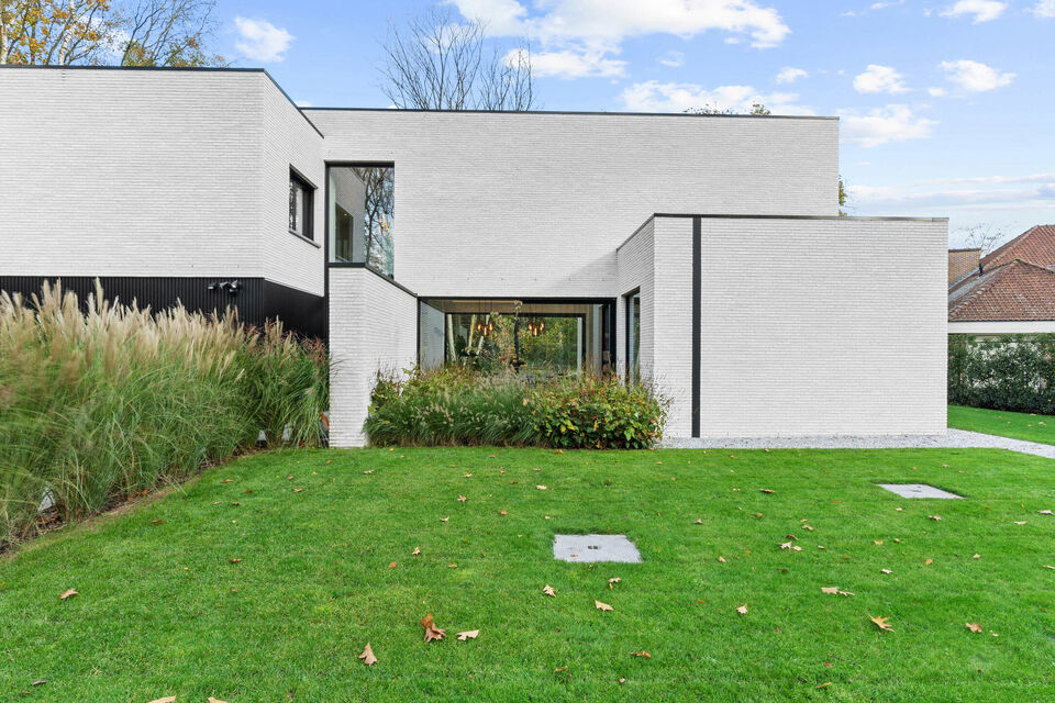 In Optie!!
Instelprijs vanaf &euro;1.100.000 &ndash; elk voorstel vanaf de instelprijs wordt zorgvuldig overwogen. 

Deze stijlvolle villa combineert moderne luxe met hoogstaand wooncomfort en duurzaamheid en alle moderne technieken.

Het gelijkvloers omvat een 