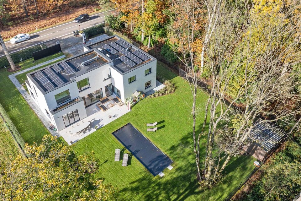 In Optie!!
Instelprijs vanaf &euro;1.100.000 &ndash; elk voorstel vanaf de instelprijs wordt zorgvuldig overwogen. 

Deze stijlvolle villa combineert moderne luxe met hoogstaand wooncomfort en duurzaamheid en alle moderne technieken.

Het gelijkvloers omvat een 
