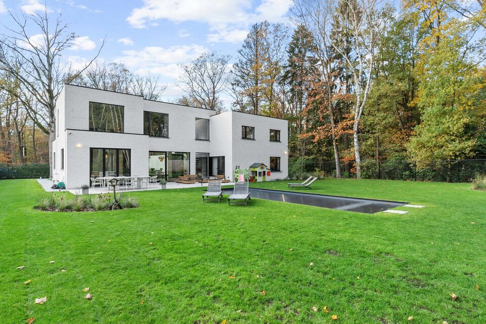 In Optie!!
Instelprijs vanaf &euro;1.100.000 &ndash; elk voorstel vanaf de instelprijs wordt zorgvuldig overwogen. 

Deze stijlvolle villa combineert moderne luxe met hoogstaand wooncomfort en duurzaamheid en alle moderne technieken.

Het gelijkvloers omvat een 