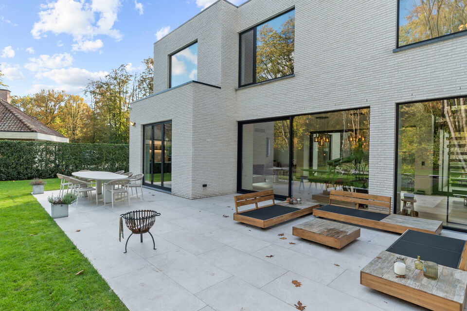 In Optie!!
Instelprijs vanaf &euro;1.100.000 &ndash; elk voorstel vanaf de instelprijs wordt zorgvuldig overwogen. 

Deze stijlvolle villa combineert moderne luxe met hoogstaand wooncomfort en duurzaamheid en alle moderne technieken.

Het gelijkvloers omvat een 