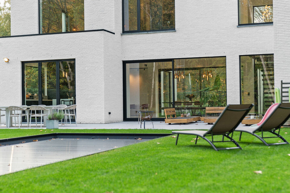 In Optie!!
Instelprijs vanaf &euro;1.100.000 &ndash; elk voorstel vanaf de instelprijs wordt zorgvuldig overwogen. 

Deze stijlvolle villa combineert moderne luxe met hoogstaand wooncomfort en duurzaamheid en alle moderne technieken.

Het gelijkvloers omvat een 