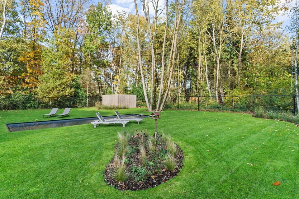 In Optie!!
Instelprijs vanaf &euro;1.100.000 &ndash; elk voorstel vanaf de instelprijs wordt zorgvuldig overwogen. 

Deze stijlvolle villa combineert moderne luxe met hoogstaand wooncomfort en duurzaamheid en alle moderne technieken.

Het gelijkvloers omvat een 