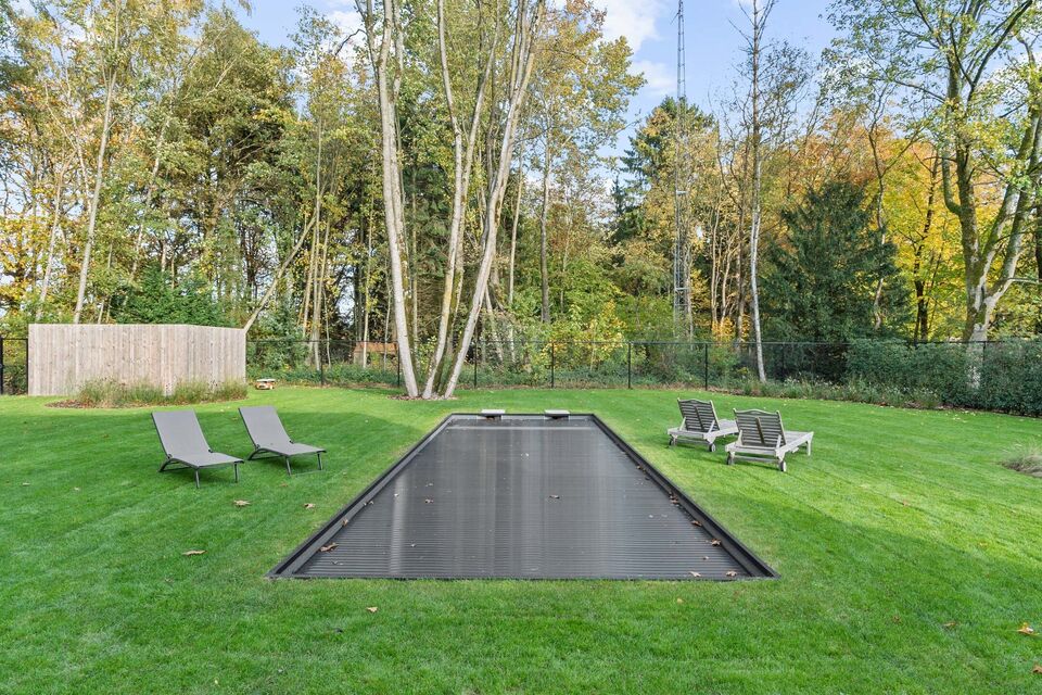 In Optie!!
Instelprijs vanaf &euro;1.100.000 &ndash; elk voorstel vanaf de instelprijs wordt zorgvuldig overwogen. 

Deze stijlvolle villa combineert moderne luxe met hoogstaand wooncomfort en duurzaamheid en alle moderne technieken.

Het gelijkvloers omvat een 