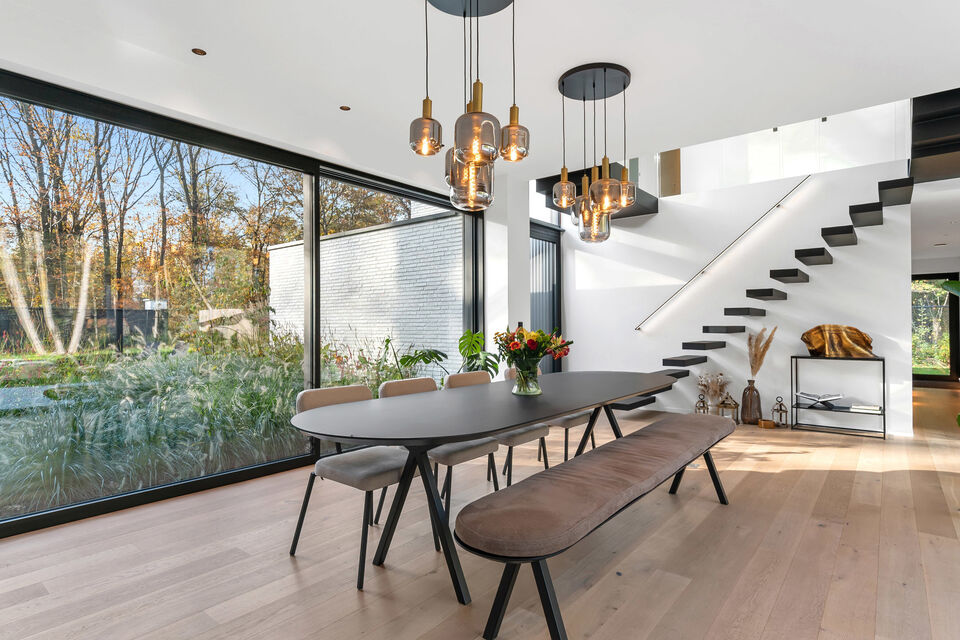 In Optie!!
Instelprijs vanaf &euro;1.100.000 &ndash; elk voorstel vanaf de instelprijs wordt zorgvuldig overwogen. 

Deze stijlvolle villa combineert moderne luxe met hoogstaand wooncomfort en duurzaamheid en alle moderne technieken.

Het gelijkvloers omvat een 