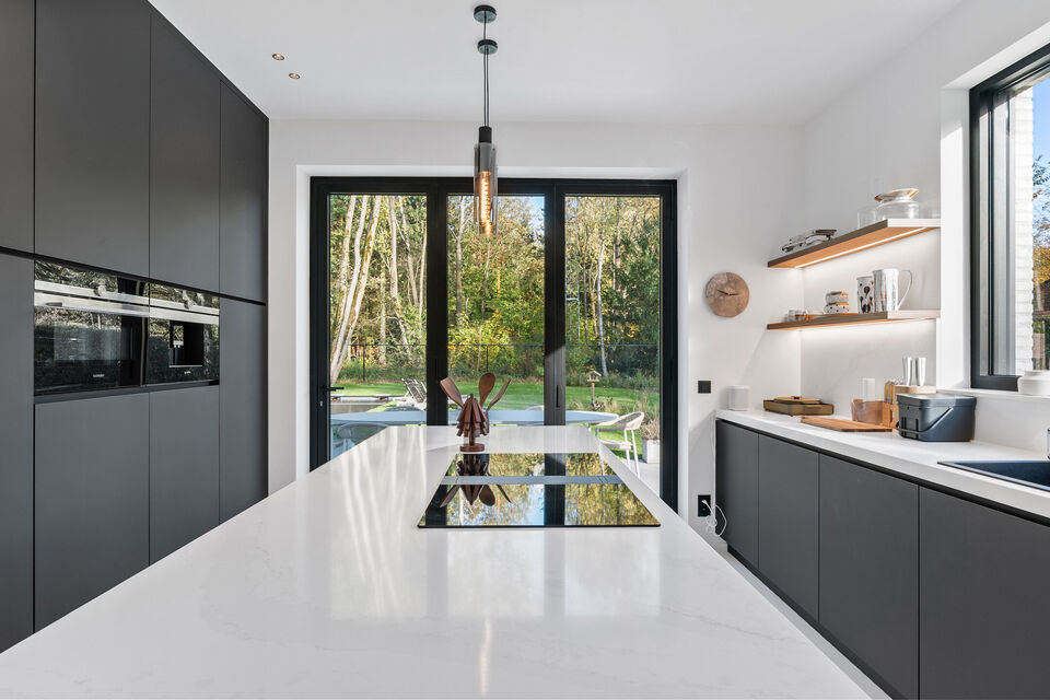 In Optie!!
Instelprijs vanaf &euro;1.100.000 &ndash; elk voorstel vanaf de instelprijs wordt zorgvuldig overwogen. 

Deze stijlvolle villa combineert moderne luxe met hoogstaand wooncomfort en duurzaamheid en alle moderne technieken.

Het gelijkvloers omvat een 