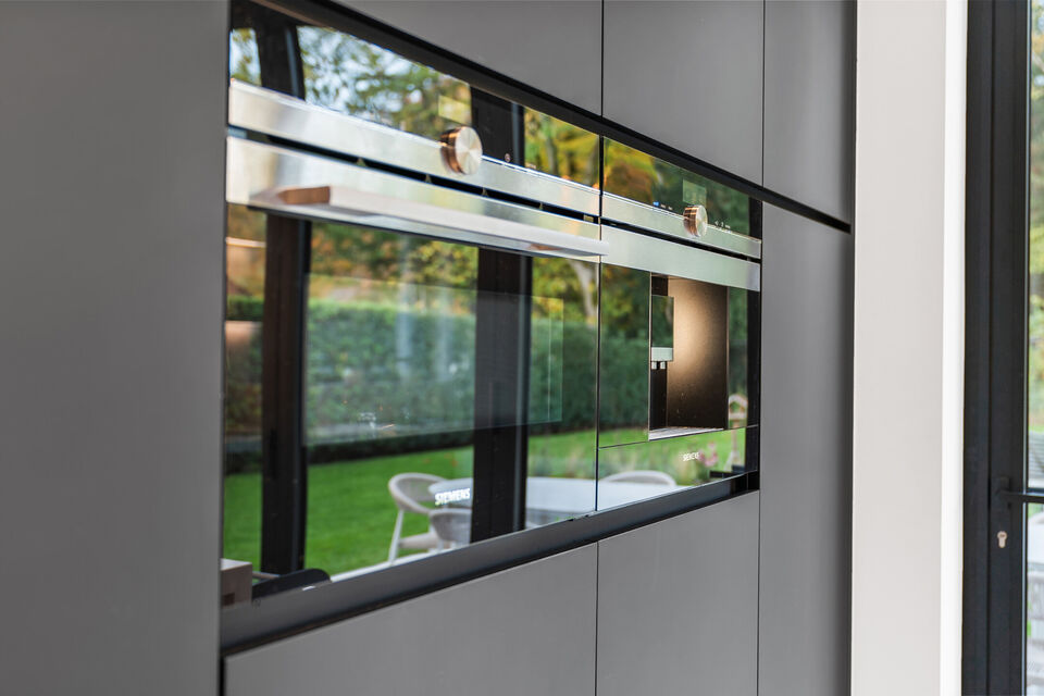 In Optie!!
Instelprijs vanaf &euro;1.100.000 &ndash; elk voorstel vanaf de instelprijs wordt zorgvuldig overwogen. 

Deze stijlvolle villa combineert moderne luxe met hoogstaand wooncomfort en duurzaamheid en alle moderne technieken.

Het gelijkvloers omvat een 