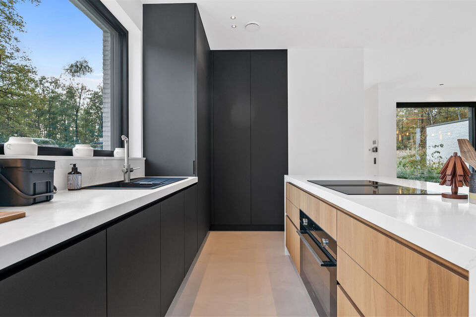 In Optie!!
Instelprijs vanaf &euro;1.100.000 &ndash; elk voorstel vanaf de instelprijs wordt zorgvuldig overwogen. 

Deze stijlvolle villa combineert moderne luxe met hoogstaand wooncomfort en duurzaamheid en alle moderne technieken.

Het gelijkvloers omvat een 