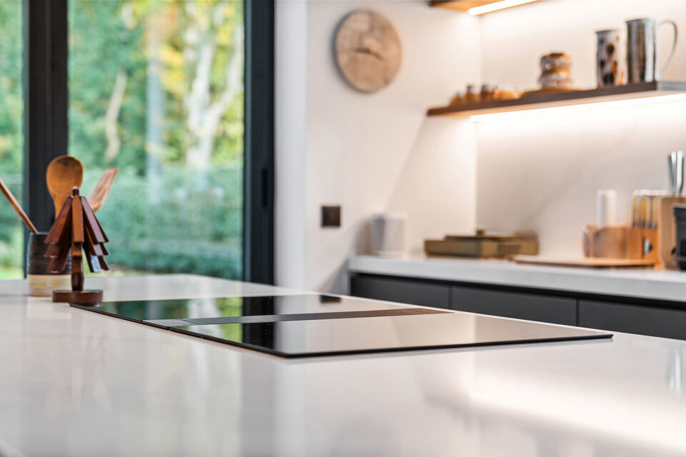 In Optie!!
Instelprijs vanaf &euro;1.100.000 &ndash; elk voorstel vanaf de instelprijs wordt zorgvuldig overwogen. 

Deze stijlvolle villa combineert moderne luxe met hoogstaand wooncomfort en duurzaamheid en alle moderne technieken.

Het gelijkvloers omvat een 