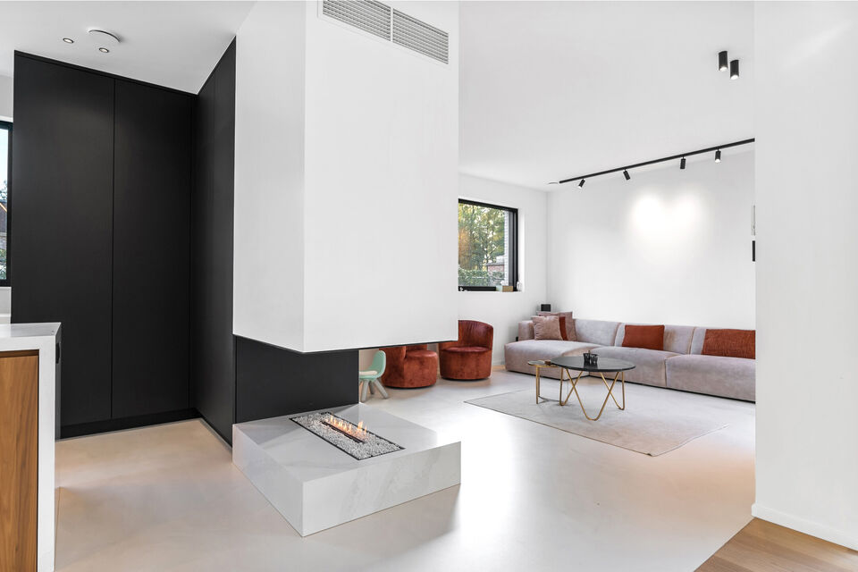 In Optie!!
Instelprijs vanaf &euro;1.100.000 &ndash; elk voorstel vanaf de instelprijs wordt zorgvuldig overwogen. 

Deze stijlvolle villa combineert moderne luxe met hoogstaand wooncomfort en duurzaamheid en alle moderne technieken.

Het gelijkvloers omvat een 