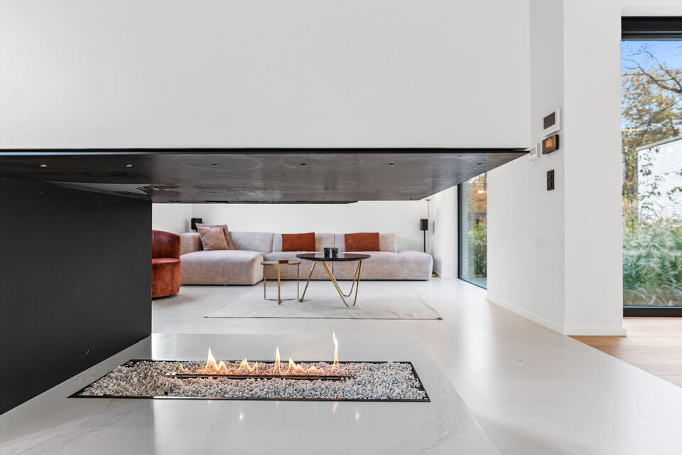 In Optie!!
Instelprijs vanaf &euro;1.100.000 &ndash; elk voorstel vanaf de instelprijs wordt zorgvuldig overwogen. 

Deze stijlvolle villa combineert moderne luxe met hoogstaand wooncomfort en duurzaamheid en alle moderne technieken.

Het gelijkvloers omvat een 