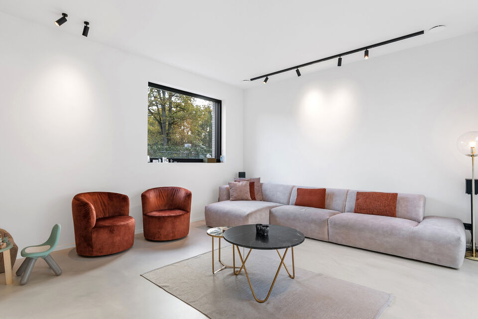 In Optie!!
Instelprijs vanaf &euro;1.100.000 &ndash; elk voorstel vanaf de instelprijs wordt zorgvuldig overwogen. 

Deze stijlvolle villa combineert moderne luxe met hoogstaand wooncomfort en duurzaamheid en alle moderne technieken.

Het gelijkvloers omvat een 