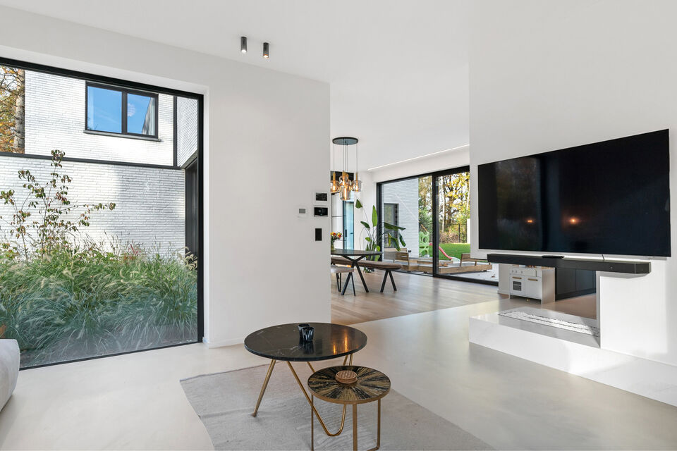 In Optie!!
Instelprijs vanaf &euro;1.100.000 &ndash; elk voorstel vanaf de instelprijs wordt zorgvuldig overwogen. 

Deze stijlvolle villa combineert moderne luxe met hoogstaand wooncomfort en duurzaamheid en alle moderne technieken.

Het gelijkvloers omvat een 