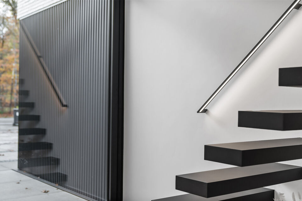 In Optie!!
Instelprijs vanaf &euro;1.100.000 &ndash; elk voorstel vanaf de instelprijs wordt zorgvuldig overwogen. 

Deze stijlvolle villa combineert moderne luxe met hoogstaand wooncomfort en duurzaamheid en alle moderne technieken.

Het gelijkvloers omvat een 