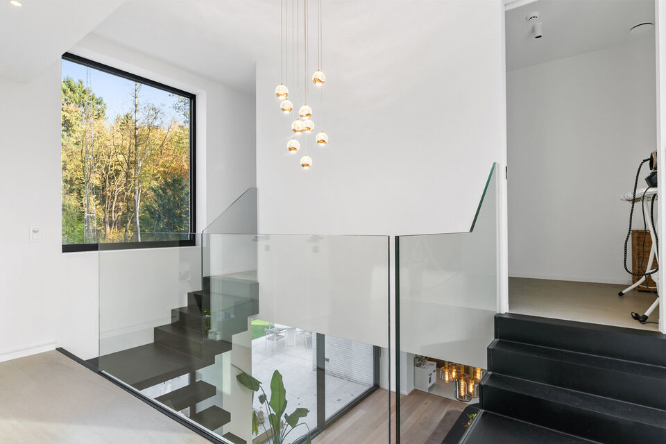 In Optie!!
Instelprijs vanaf &euro;1.100.000 &ndash; elk voorstel vanaf de instelprijs wordt zorgvuldig overwogen. 

Deze stijlvolle villa combineert moderne luxe met hoogstaand wooncomfort en duurzaamheid en alle moderne technieken.

Het gelijkvloers omvat een 