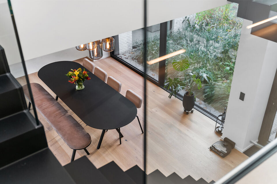 In Optie!!
Instelprijs vanaf &euro;1.100.000 &ndash; elk voorstel vanaf de instelprijs wordt zorgvuldig overwogen. 

Deze stijlvolle villa combineert moderne luxe met hoogstaand wooncomfort en duurzaamheid en alle moderne technieken.

Het gelijkvloers omvat een 