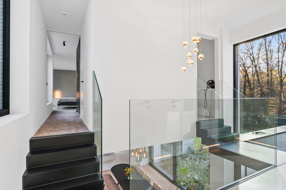 In Optie!!
Instelprijs vanaf &euro;1.100.000 &ndash; elk voorstel vanaf de instelprijs wordt zorgvuldig overwogen. 

Deze stijlvolle villa combineert moderne luxe met hoogstaand wooncomfort en duurzaamheid en alle moderne technieken.

Het gelijkvloers omvat een 