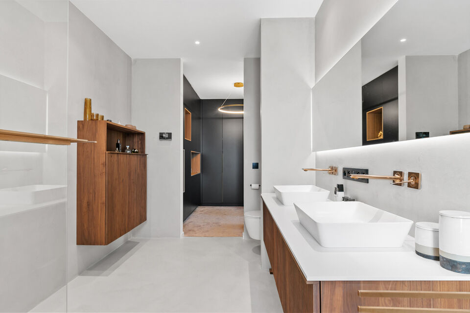 In Optie!!
Instelprijs vanaf &euro;1.100.000 &ndash; elk voorstel vanaf de instelprijs wordt zorgvuldig overwogen. 

Deze stijlvolle villa combineert moderne luxe met hoogstaand wooncomfort en duurzaamheid en alle moderne technieken.

Het gelijkvloers omvat een 