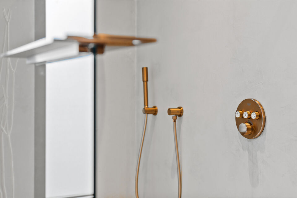 In Optie!!
Instelprijs vanaf &euro;1.100.000 &ndash; elk voorstel vanaf de instelprijs wordt zorgvuldig overwogen. 

Deze stijlvolle villa combineert moderne luxe met hoogstaand wooncomfort en duurzaamheid en alle moderne technieken.

Het gelijkvloers omvat een 