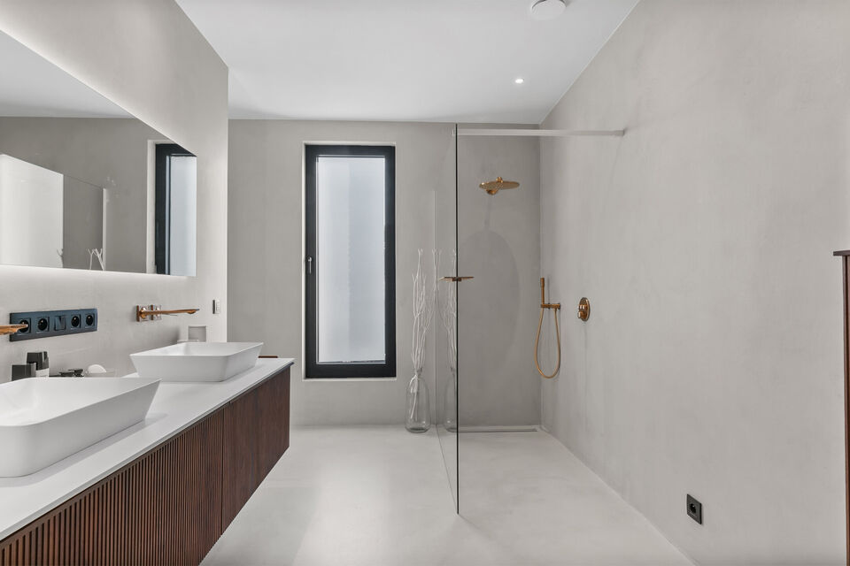 In Optie!!
Instelprijs vanaf &euro;1.100.000 &ndash; elk voorstel vanaf de instelprijs wordt zorgvuldig overwogen. 

Deze stijlvolle villa combineert moderne luxe met hoogstaand wooncomfort en duurzaamheid en alle moderne technieken.

Het gelijkvloers omvat een 