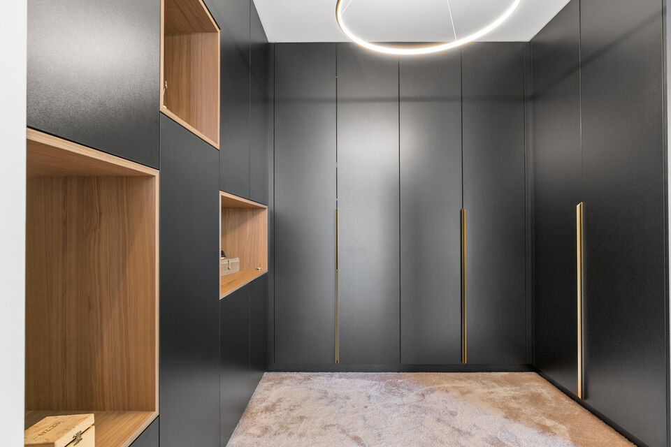 In Optie!!
Instelprijs vanaf &euro;1.100.000 &ndash; elk voorstel vanaf de instelprijs wordt zorgvuldig overwogen. 

Deze stijlvolle villa combineert moderne luxe met hoogstaand wooncomfort en duurzaamheid en alle moderne technieken.

Het gelijkvloers omvat een 