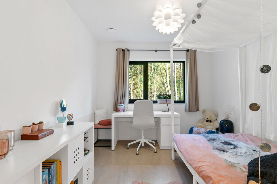 In Optie!!
Instelprijs vanaf &euro;1.100.000 &ndash; elk voorstel vanaf de instelprijs wordt zorgvuldig overwogen. 

Deze stijlvolle villa combineert moderne luxe met hoogstaand wooncomfort en duurzaamheid en alle moderne technieken.

Het gelijkvloers omvat een 