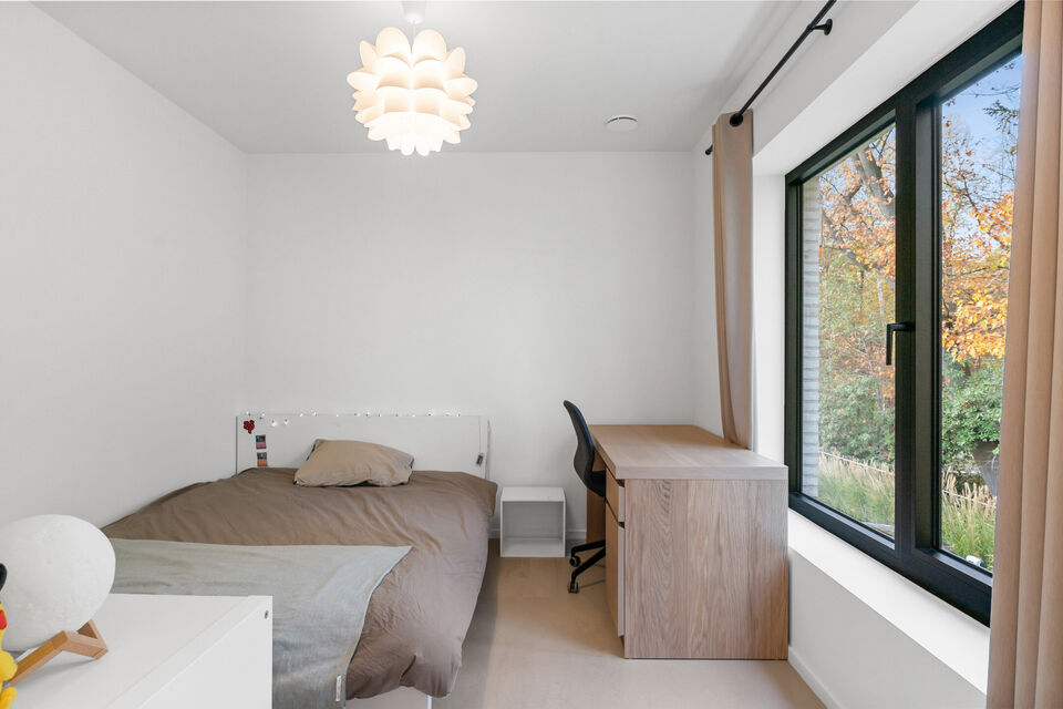 In Optie!!
Instelprijs vanaf &euro;1.100.000 &ndash; elk voorstel vanaf de instelprijs wordt zorgvuldig overwogen. 

Deze stijlvolle villa combineert moderne luxe met hoogstaand wooncomfort en duurzaamheid en alle moderne technieken.

Het gelijkvloers omvat een 