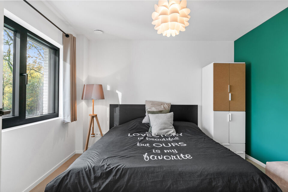 In Optie!!
Instelprijs vanaf &euro;1.100.000 &ndash; elk voorstel vanaf de instelprijs wordt zorgvuldig overwogen. 

Deze stijlvolle villa combineert moderne luxe met hoogstaand wooncomfort en duurzaamheid en alle moderne technieken.

Het gelijkvloers omvat een 