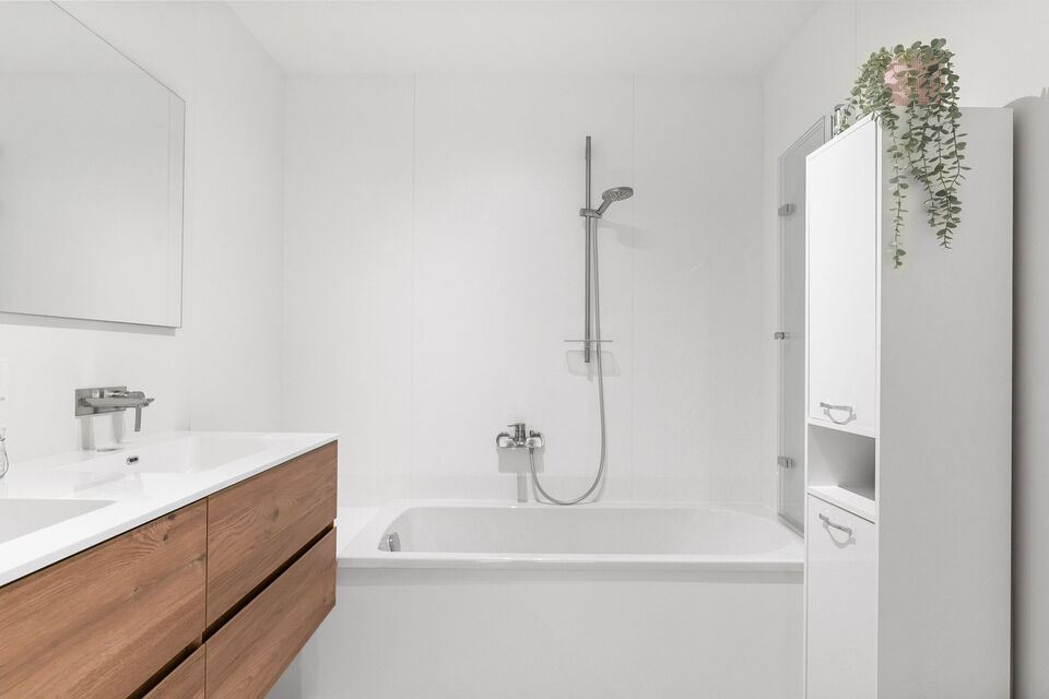 In Optie!!
Instelprijs vanaf &euro;1.100.000 &ndash; elk voorstel vanaf de instelprijs wordt zorgvuldig overwogen. 

Deze stijlvolle villa combineert moderne luxe met hoogstaand wooncomfort en duurzaamheid en alle moderne technieken.

Het gelijkvloers omvat een 