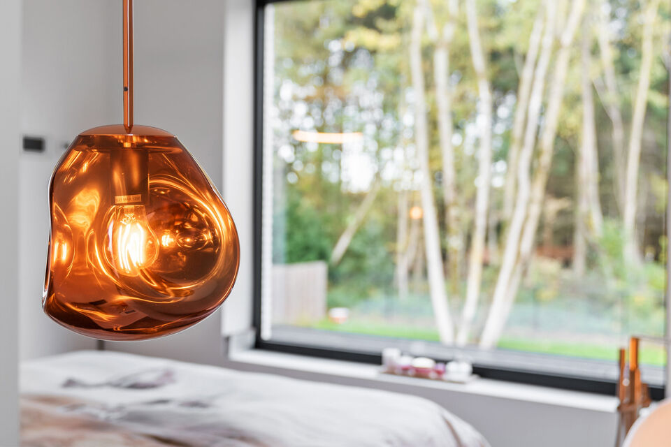 In Optie!!
Instelprijs vanaf &euro;1.100.000 &ndash; elk voorstel vanaf de instelprijs wordt zorgvuldig overwogen. 

Deze stijlvolle villa combineert moderne luxe met hoogstaand wooncomfort en duurzaamheid en alle moderne technieken.

Het gelijkvloers omvat een 