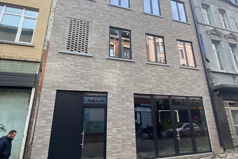 Nieuwbouw casco winkelpand.

Enkele voordelen: geen grote algemene kosten, centraal gelegen in een opkomende buurt.
Voorlopige oplevering 30/06/2025

Voor meer informatie bezoek onze website www.hansvastgoed.com of neem contact op met +32 3 366 05 30.