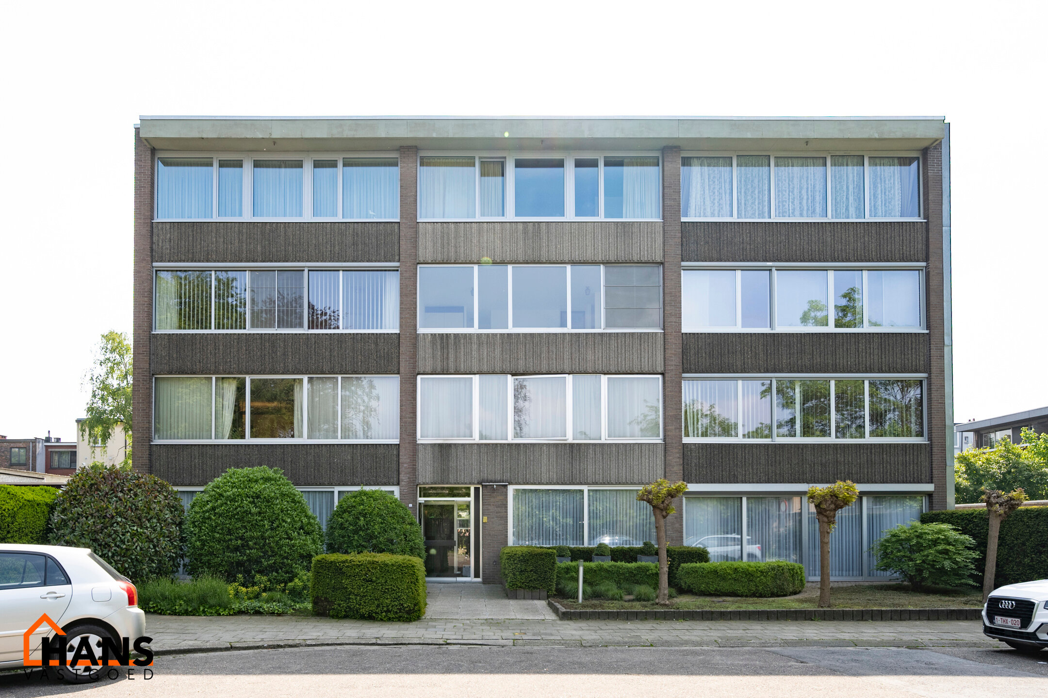 Deze opgefriste studio op de tweede verdieping (met  lift) omvat een ruime leefruimte waar men een slaaphoek kan creëren; ingerichte badkamer; en geïnstalleerde keuken. 
Tot slot is er nog een afgesloten fietsenberging.

Gemeenschappelijke kosten: 45 EU